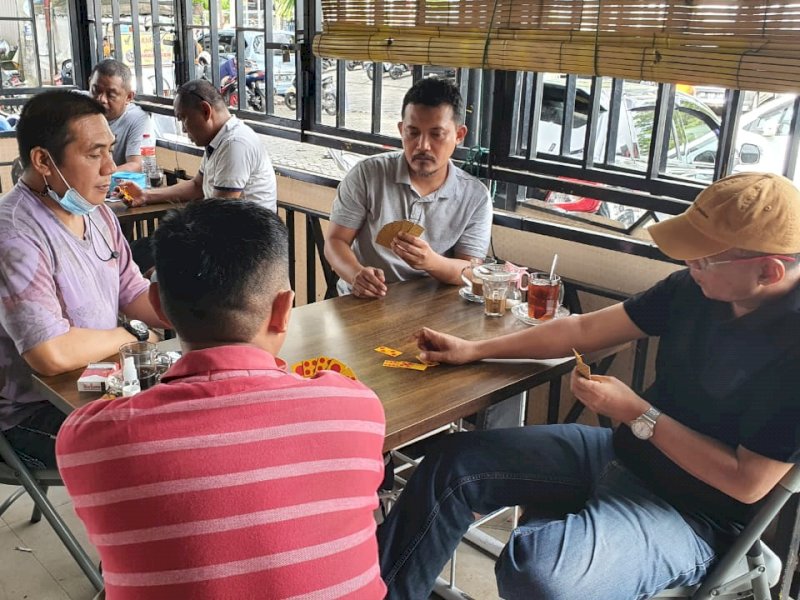 Komunitas Gocok Domino Gelar Donor Darah Sambil Main Domino