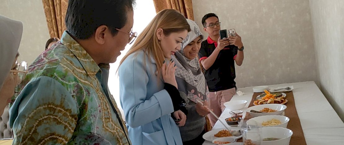 Beragam kuliner khas Indonesia disajikan Dubes Fajroel dalam pertemuannya bersama Selebgram Kazakhstan, Dayana.