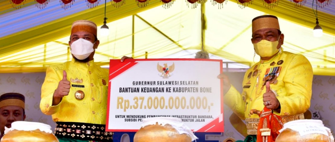 Hadiri Hut Bone ke 692, Gubernur Sulsel Serahkan Bantuan Pembangunan Bandara Arung Palakka dan Bypass Sumpallabbu