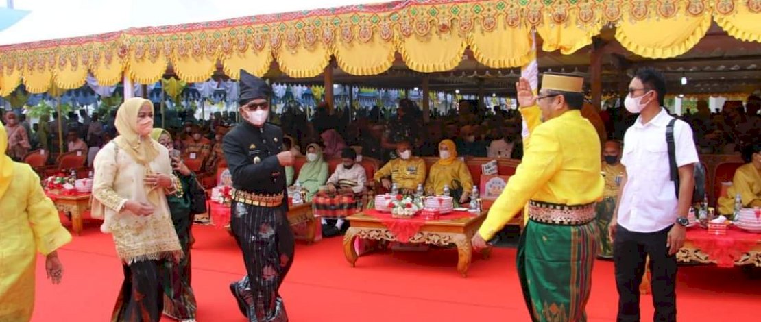 Pakai Busana Adat Ammatoa, Bupati Bulukumba Curi Perhatian di Hari Jadi Bone