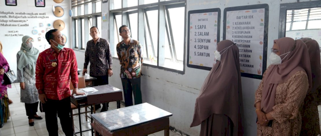 Gubernur Sulsel, Andi Sudirman Sulaiman, berkunjung ke UPT SMA Negeri 1 Bone di Jalan Ternate No. 1, Jeppee, Kecamatan Tanete Riattang Barat, Senin, 28 Maret 2022.