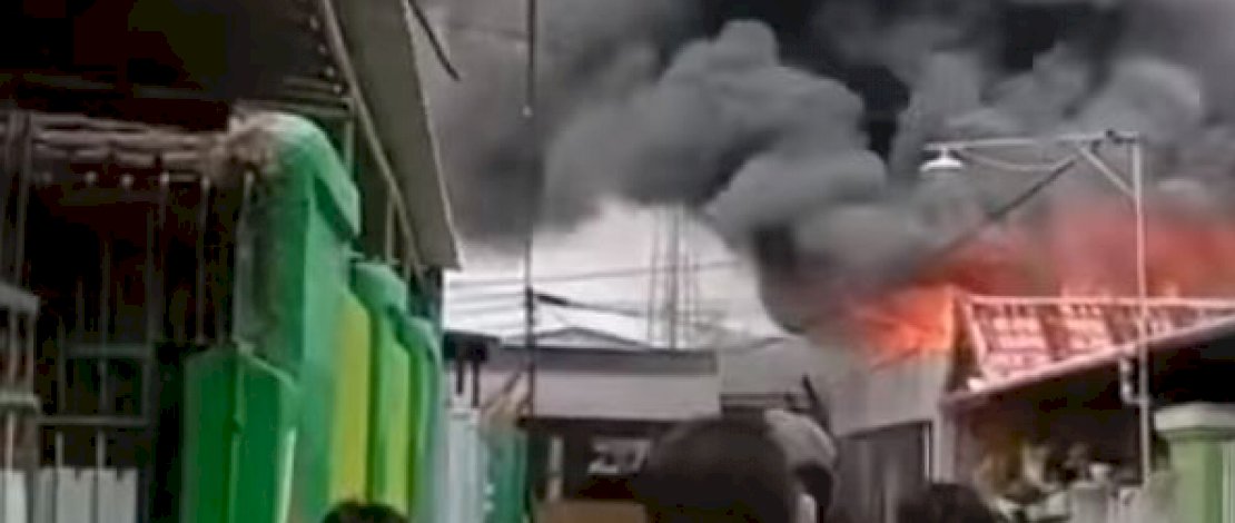 Warga Kota Makassar Bakar Rumahnya saat Hendak Dieksekusi Pihak Bank&nbsp;