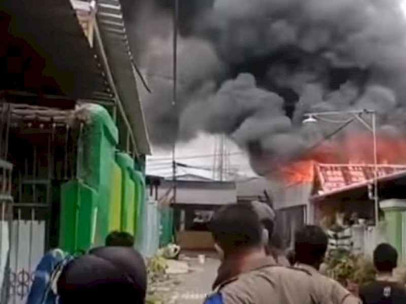 Warga Kota Makassar Bakar Rumahnya saat Hendak Dieksekusi Pihak Bank 