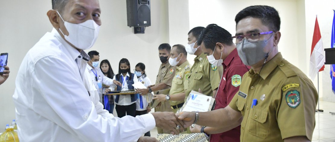 Dinilai Jadi Tokoh Pendorong Kemajuan, Bupati Lutra Dapat Penghargaan PWI Luwu Raya