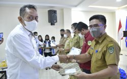 Dinilai Jadi Tokoh Pendorong Kemajuan, Bupati Lutra Dapat Penghargaan PWI Luwu Raya