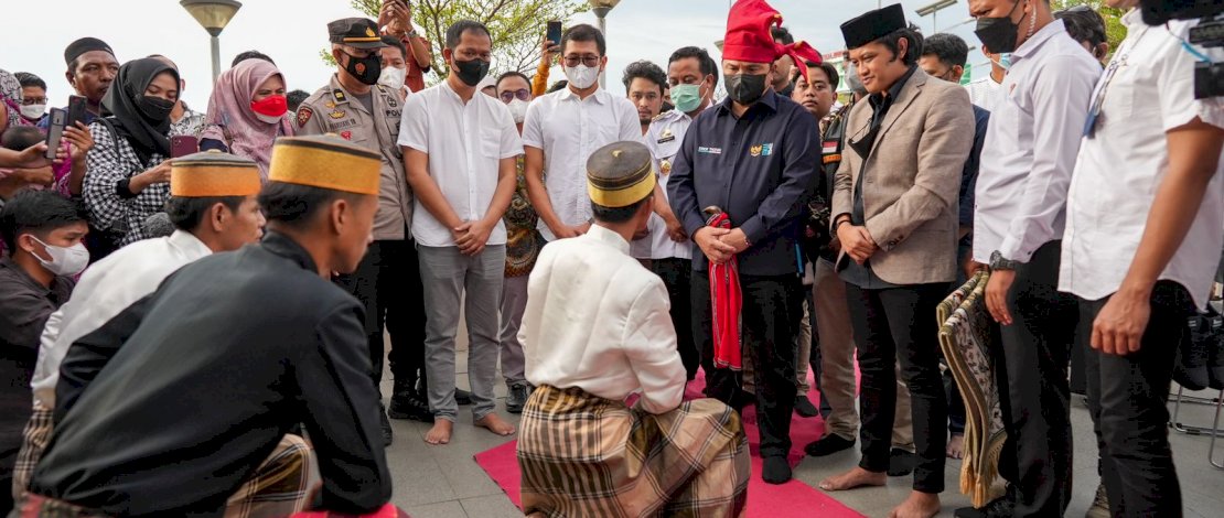 Ketua ISYEF Sulsel, dr Fadli Ananda SpOG MKes, saat penyambutan Menteri BUMN Erick Thohir, di Masjid Terapung Makassar, Rabu, 30 Maret 2022. Ketua ISYEF Sulsel, dr Fadli Ananda SpOG MKes, saat penyambutan Menteri BUMN Erick Thohir, di Masjid Terapung Makassar, Rabu, 30 Maret 2022.