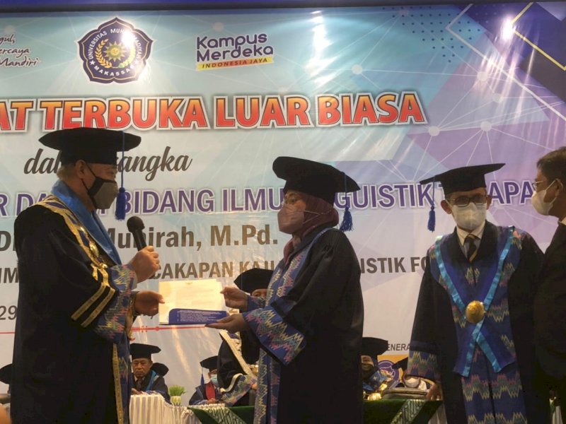 Kaprodi PBSI Unismuh Makassar Resmi Dikukuhkan sebagai Guru Besar Linguistik Terapan 
