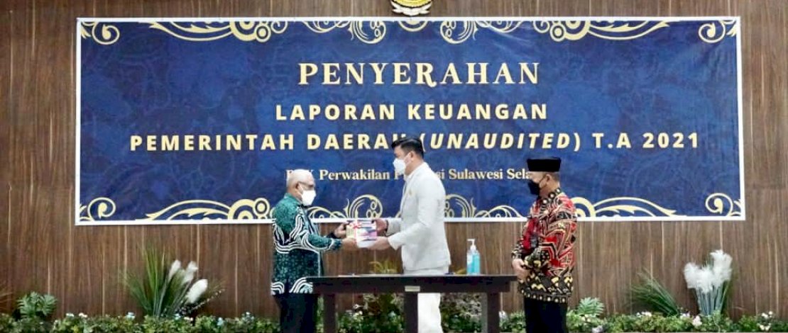 Bupati Gowa Serahkan LKPD Pemkab Gowa TA 2021 ke BPK Sulsel