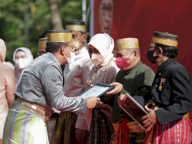 Walikota Makassar Kukuhkan Dewan Kebudayaan dan Beri Penghargaan Maestro Kesenian 
