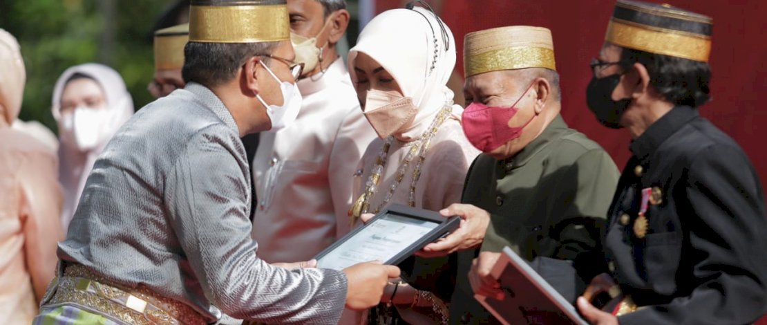 Walikota Makassar Beri Penghargaan Maestro Kesenian