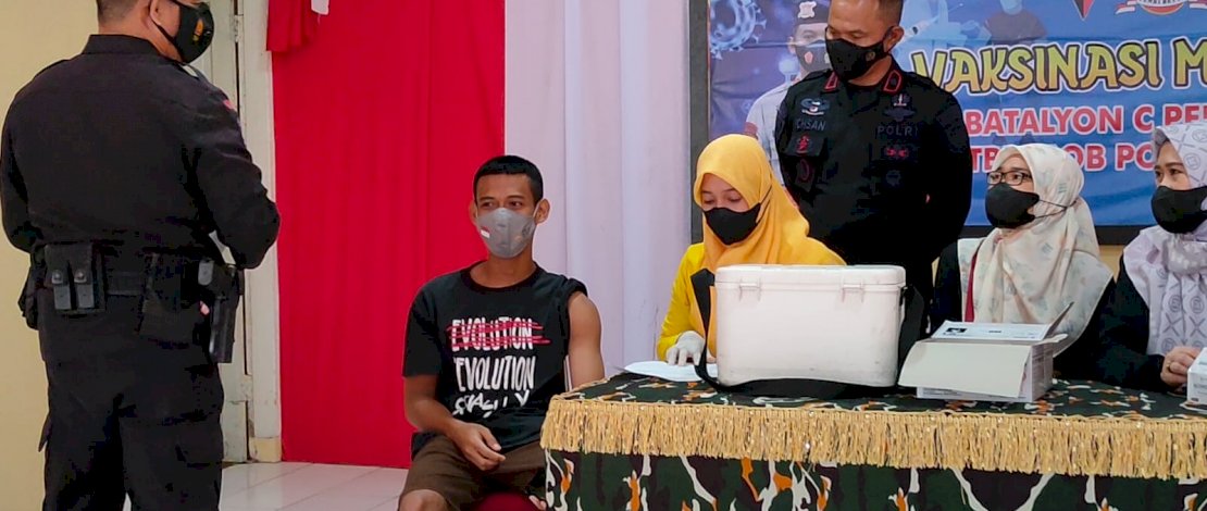 H-1 Ramadhan, Vaksinasi Massal Brimob Bone Diserbu Warga