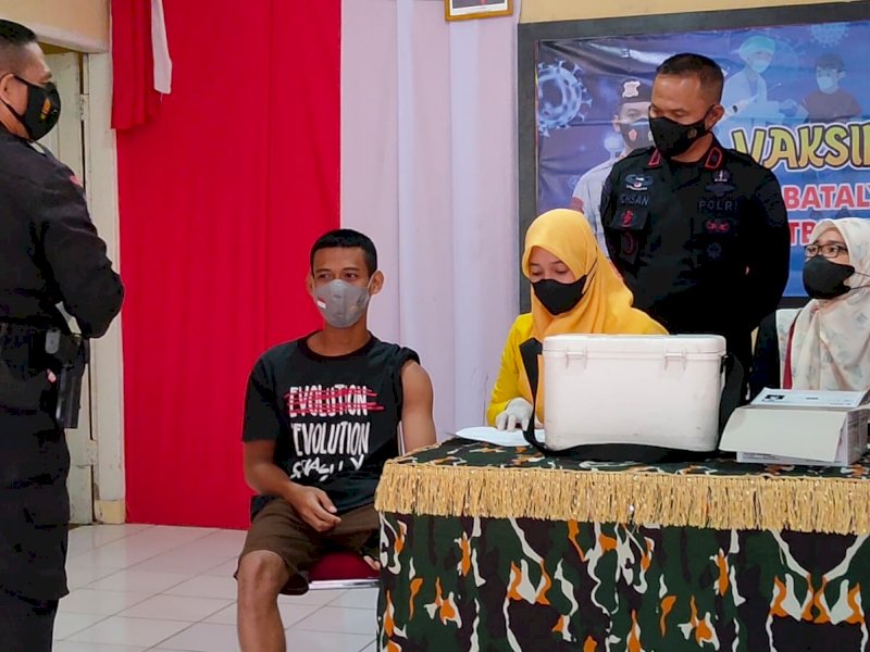 H-1 Ramadhan, Vaksinasi Massal Brimob Bone Diserbu Warga