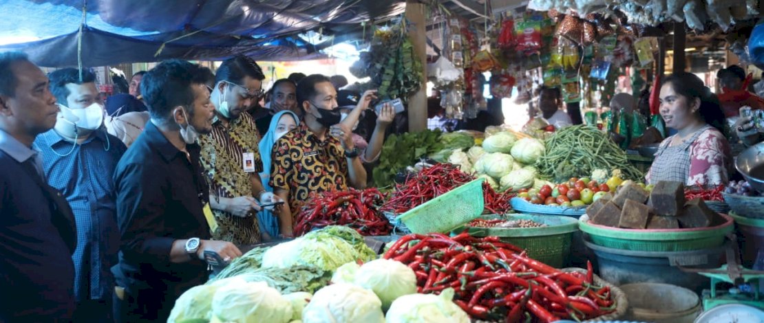 Menteri Pertanian Syahrul Yasin Limpo (SYL), turun langsung melakukan pengecekan ketersediaan 12 pangan dasar di Pasar Terong dan Pasar Pa'baeng-baeng Kota Makassar guna memastikan stok dalam memenuhi kebutuhan selama bulan Ramadhan hingga Idul Fitri, Sabtu (2/4/2022).