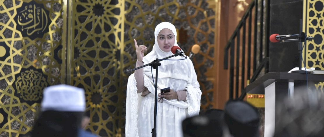 Mengawali bulan suci Ramadan 1443 Hijriyah, Bupati Luwu Utara, Indah Putri Indriani melaksanakan shalat tarawih pertamanya di Masjid Nurul Huda, Desa Sukamaju, Kecamatan Sukamaju, Sabtu (02/04/2022)