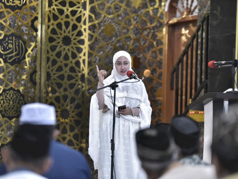 Didepan Jamaah Masjid Nurul Huda, Bupati Indah Putri Indriani Sampaikan selamat menjalankan ibadah puasa Ramadan 1443 H