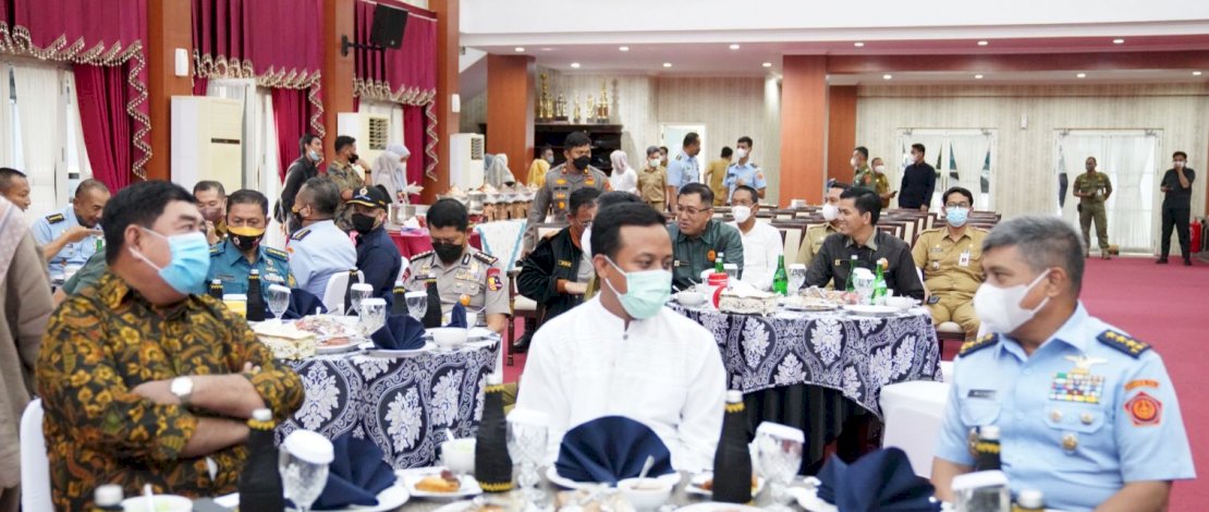 Gubernur Sulsel, Andi Sudirman Sulaiman, menyambut para Peserta Studi Strategis Dalam Negeri (SSDN) Program Pendidikan Reguler Angkatan (PPRA) LXIII 2022 Lembaga Ketahanan Nasional Republik Indonesia (Lemhannas RI), di Baruga Karaeng Pattingalloang, Rujab Gubernur Sulsel, Senin 4 April 2022. Gubernur Sulsel, Andi Sudirman Sulaiman, menyambut para Peserta Studi Strategis Dalam Negeri (SSDN) Program Pendidikan Reguler Angkatan (PPRA) LXIII 2022 Lembaga Ketahanan Nasional Republik Indonesia (Lemhannas RI), di Baruga Karaeng Pattingalloang, Rujab Gubernur Sulsel, Senin 4 April 2022.
