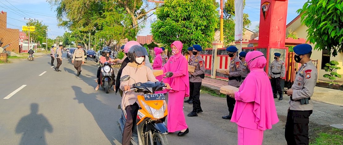 Batalyon C Pelopor Satbrimob Polda Sulsel Bagi Takjil ke Tukang Becak Batalyon C Pelopor Satbrimob Polda Sulsel Bagi Takjil ke Tukang Becak