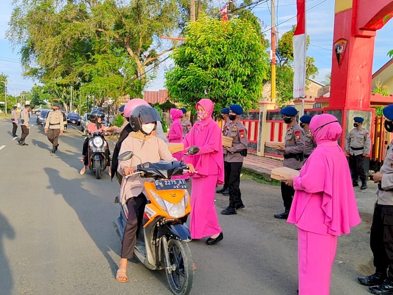 Batalyon C Pelopor Satbrimob Polda Sulsel Bagi Takjil ke Tukang Becak