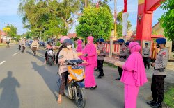 Batalyon C Pelopor Satbrimob Polda Sulsel Bagi Takjil ke Tukang Becak