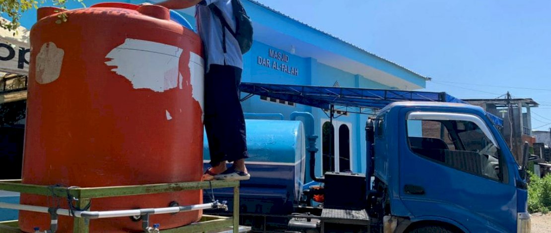 PDAM Makassar Suplai Air Bersih dan Bagikan Tandon ke Masjid