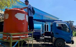 PDAM Makassar Suplai Air Bersih dan Bagikan Tandon ke Masjid