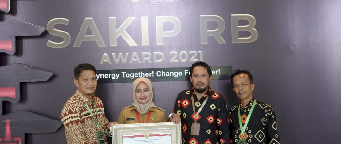 Bupati Luwu Utara, Indah Putri Indriani, 
meraih Penghargaan SAKIP dan RB Award 2021, di The Tribrata Darmawangsa, Jalan Darmawangsa Raya, Jakarta, Selasa, 5 April 2022.