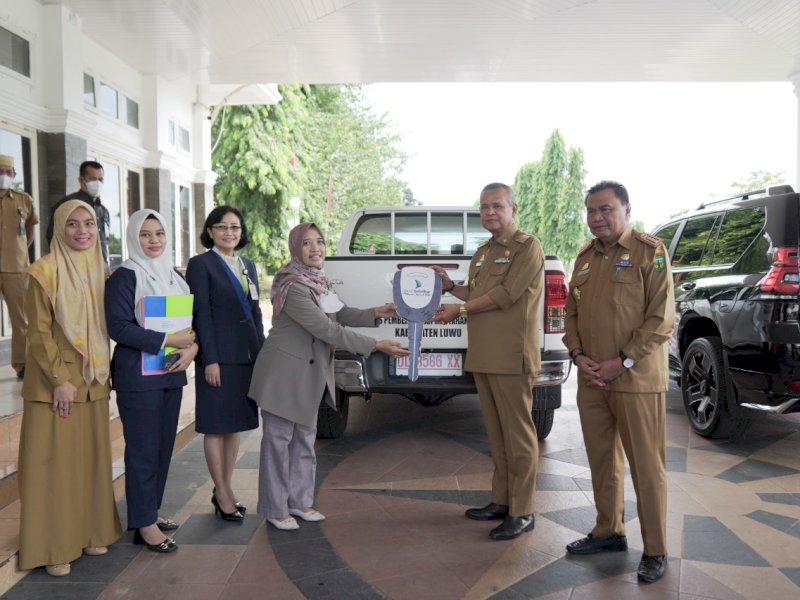 Pemkab Luwu Terima Mobil Bantuan Bank Sulselbar