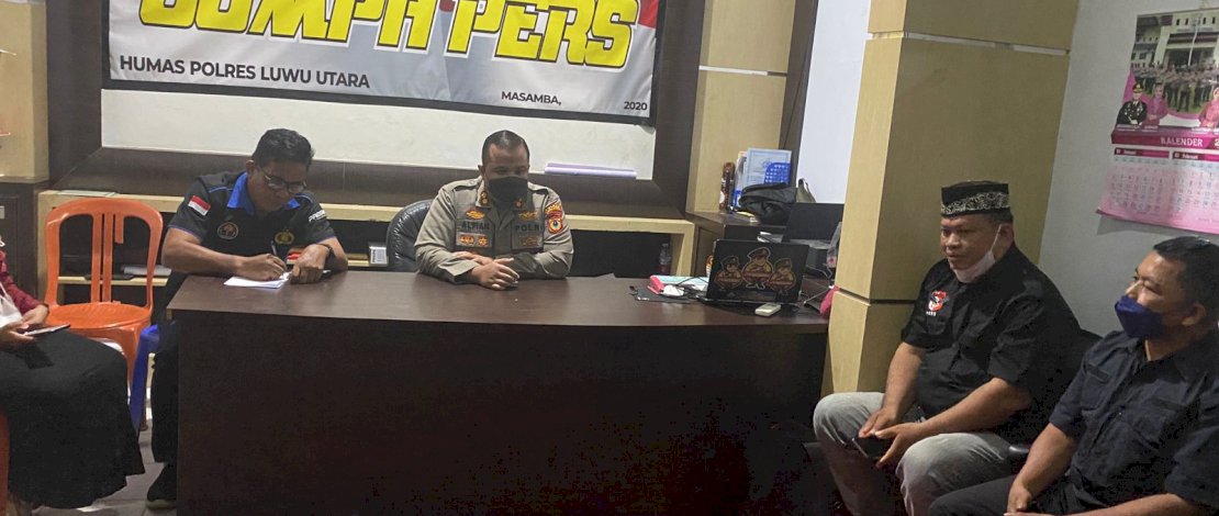 Kapolres Luwu Utara bersama Mitra Media Polres di ruangan Humas Polres Luwu Utara, Rabu (6/4/2022).