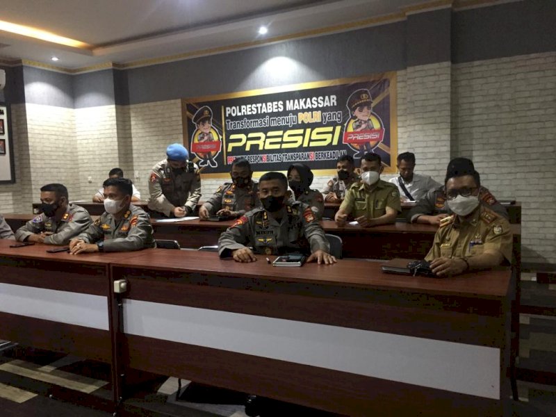 Bersama Pihak Kepolisian, Disperindag Kota Makassar Awasi Distribusi Minyak Goreng