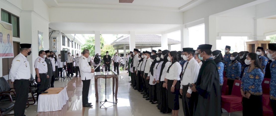 Bupati Luwu, Dr H Basmin Mattayang disaksikan oleh Sekretaris Daerah Kabupaten Luwu, H Sulaiman, Kepala BKPSDM, Andi Muhammad Ahkam Basmin dan Inspektur Kabupaten Luwu, Andi Palanggi menyerahan SK Pengangkatan sekaligus Pengambilan Sumpah bagi PPPK Non Guru ini dihadiri pula oleh sejumlah Kepala OPD Lingkup Pemerintah Kabupaten Luwu
Foto : Kominfo Luwu