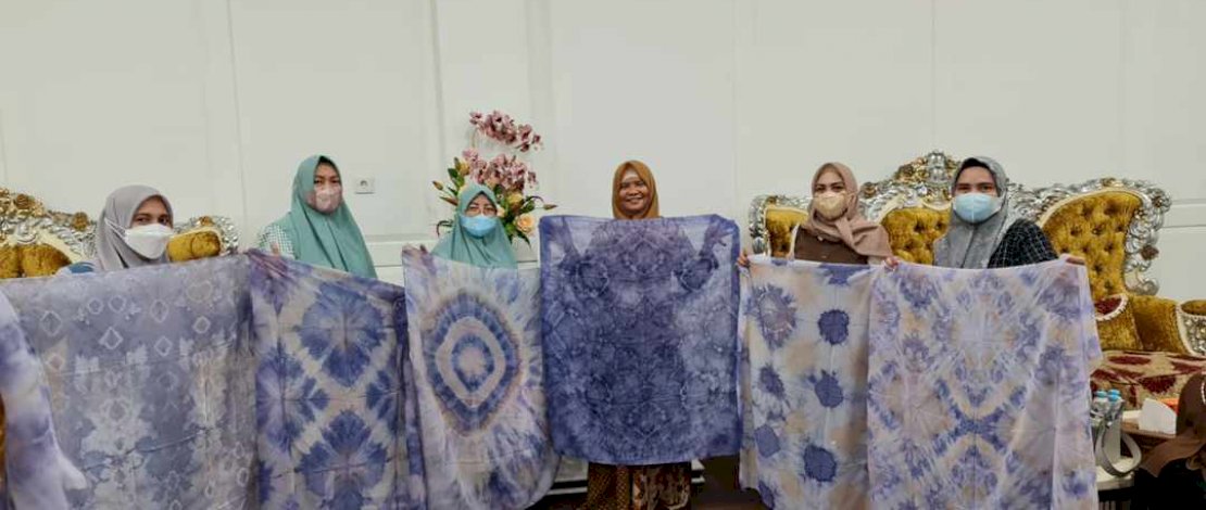 Hanya 20 menit diproses, Batik Shiborita Takalar Sudah Siap Dipakai Hanya 20 menit diproses, Batik Shiborita Takalar Sudah Siap Dipakai