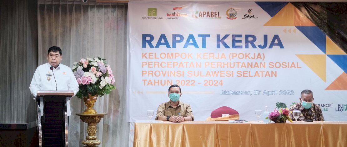 Sekprov Sulsel, Abdul Hayat Gani, pada Rapat Kerja Pokja Percepatan Perhutanan Sosial, di Hotel Remcy, Kamis 7 April 2022. 