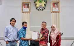 Diskominfo-SP Gowa Terima Hasil Monev Keterbukaan Informasi Publik 2021 dari KI Sulsel