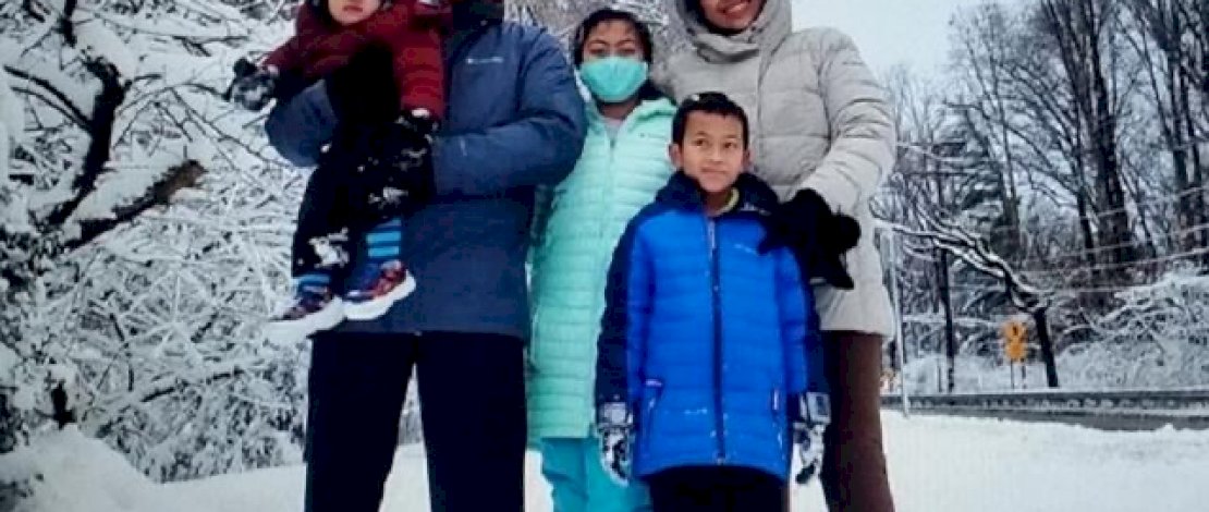 Harun Syaifullah Syafa bersama istri dan anak-anaknya. Korban Ananda Muhammad Haekal Syaifullah Elsyaf (jaket biru). (Sumber: Irawan Nugroho-Facebook)