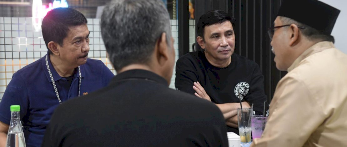 Politisi Sulsel, Ilham Arief Sirajuddin (IAS) ngopi bareng Ketua PDIP Sulsel, Andi Ridwan Wittiri (ARW) di Mbuuk Coffee Shop, Jalan Landak Baru, Sabtu, 9 April 2022.