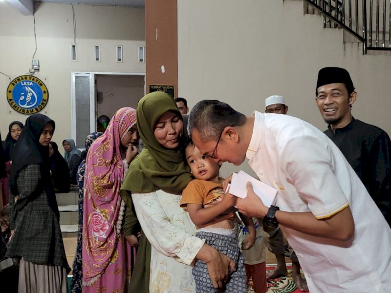 Pulang Kampung, Andi Rio Idris Padjalangi Berbagi dengan Anak Yatim di Bone