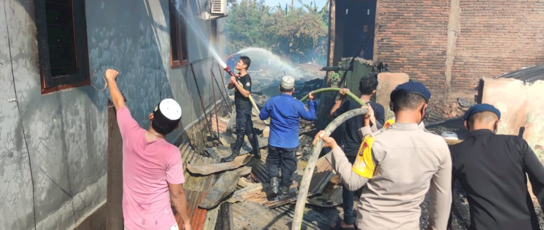 14 Rumah Habis Terbakar Di Panyula, Personel Brimob Bone Diterjunkan Ke Lokasi