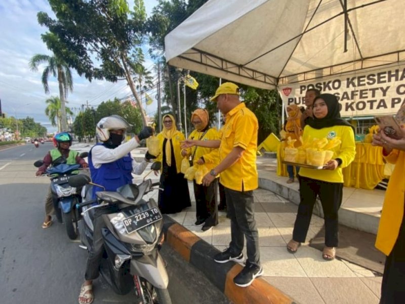 Amaliah Ramadhan, KPPG Bagi-bagi Takjil Gratis ke Warga Palopo