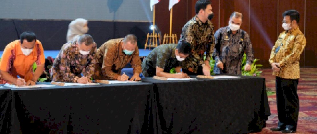 Menteri Pertanian Syahrul Yasin Limpo, menyaksikan Penandatangan Naskah Kerjasama Program Super Prioritas pada Rapat Koordinasi Teknis Nasional (Rakorteknas) Direktorat Jenderal Peternakan dan Kesehatan Hewan, di Tanggerang, Selasa, 8 Maret 2022.