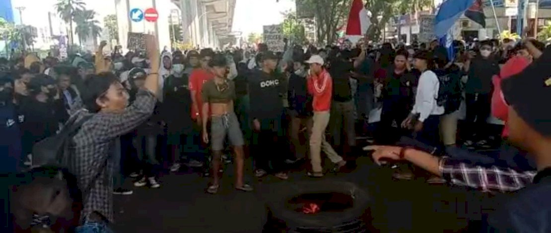 Demo Tolak 3 Periode Presiden, Ribuan Massa dari Mahasiswa se Makassar Mulai Padati Jembatan Fly Over 