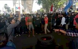 Demo Tolak 3 Periode Presiden, Ribuan Massa dari Mahasiswa se Makassar Mulai Padati Jembatan Fly Over 