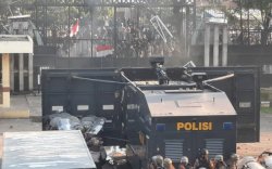 Tidak Temukan Kesepakatan, Massa Aksi Demontrasi Lempari Batu Kantor DPRD Sulsel