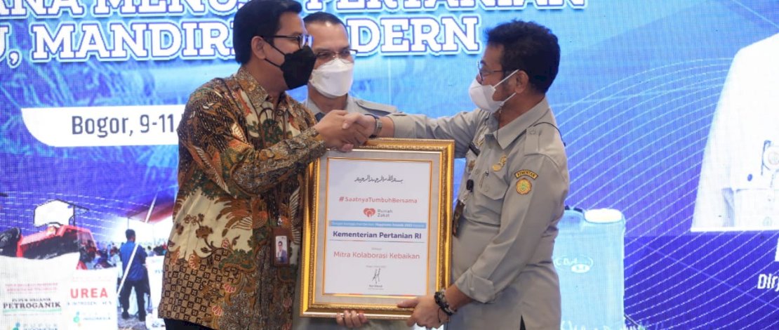 CEO Rumah Zakat, Nur Efendi, memberikan penghargaan kepada Menteri Pertanian Syahrul Yasin Limpo, pada pada Rapat Koordinasi dan Sinkronisasi (Rakorsin) Direktorat Jenderal Prasarana dan Sarana Pertanian Kementerian Pertanian di IPB International Convention Center (IICC), Bogor, Kamis, 10 Maret 2022. CEO Rumah Zakat, Nur Efendi, memberikan penghargaan kepada Menteri Pertanian Syahrul Yasin Limpo, pada pada Rapat Koordinasi dan Sinkronisasi (Rakorsin) Direktorat Jenderal Prasarana dan Sarana Pertanian Kementerian Pertanian di IPB International Convention Center (IICC), Bogor, Kamis, 10 Maret 2022.