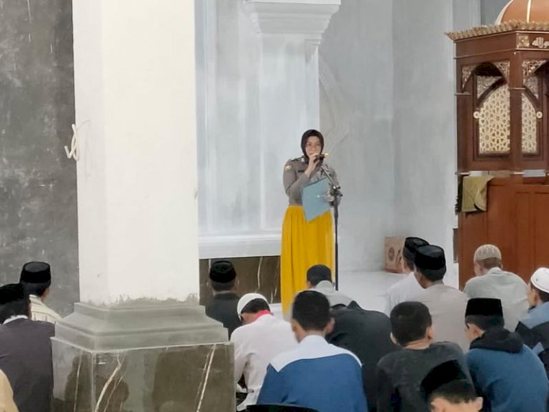 Lewat Mimbar, Polwan di Bulukumba Sosialisai Larangan Balapan Liar dan Penggunaan Knalpot Bising