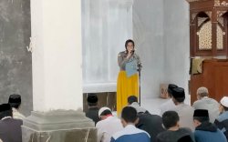 Lewat Mimbar, Polwan di Bulukumba Sosialisai Larangan Balapan Liar dan Penggunaan Knalpot Bising