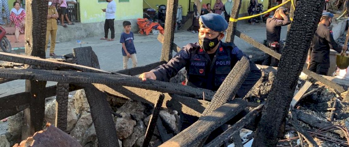 Brimob Bone Bersihkan Sisa Kebakaran Yang Hanguskan 14 Unit Rumah di Panyula