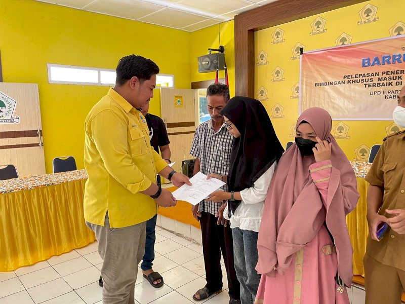 Golkar Barru Berangkatkan 16 Peserta Program Beasiswa ke Makassar, MHG: Semua Fasilitas Kami Tanggung