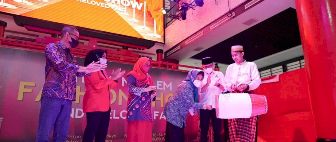 Mewakili Ketua TP PKK Sulsel, Andi Kasmawati Paturusi, memukul gendang sebagai tanda dibukanya Ethnic Moslem Fashin Show And Preloved Fair, yang dilaksanakan di Mall Phinisi Point Makassar, Rabu, 13 April 2022. Mewakili Ketua TP PKK Sulsel, Andi Kasmawati Paturusi, memukul gendang sebagai tanda dibukanya Ethnic Moslem Fashin Show And Preloved Fair, yang dilaksanakan di Mall Phinisi Point Makassar, Rabu, 13 April 2022.