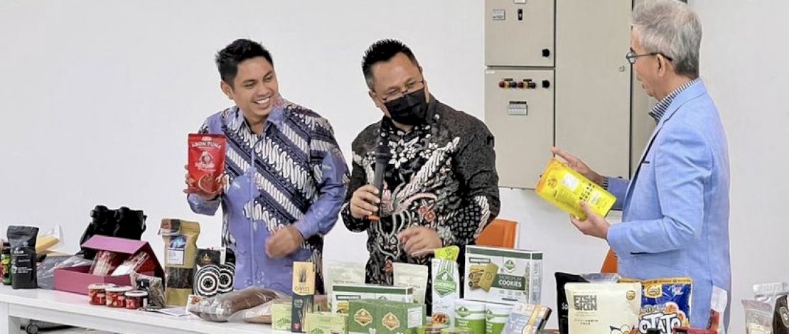 Ratusan produk UMKM Indonesia siap dipasarkan secara global. Salah satunya, Kopi Malino asal Sulawesi Selatan. Ratusan produk UMKM Indonesia siap dipasarkan secara global. Salah satunya, Kopi Malino asal Sulawesi Selatan.