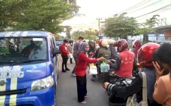 UPT Pendapatan Wilayah Palopo Berbagi Takjil Sekaligus Sosialisasi Program Unggulan Samsat